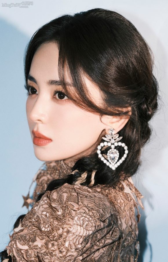 古力娜扎录制节目前拍照美腿长靴坐姿美丽动人(8/13)