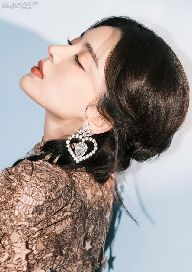 古力娜扎录制节目前拍照美腿长靴坐姿美丽动人(9/13)