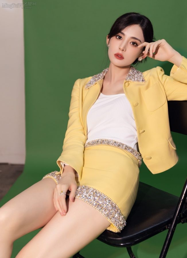 天生丽质古力娜扎光滑纤细的美长腿(4/14)