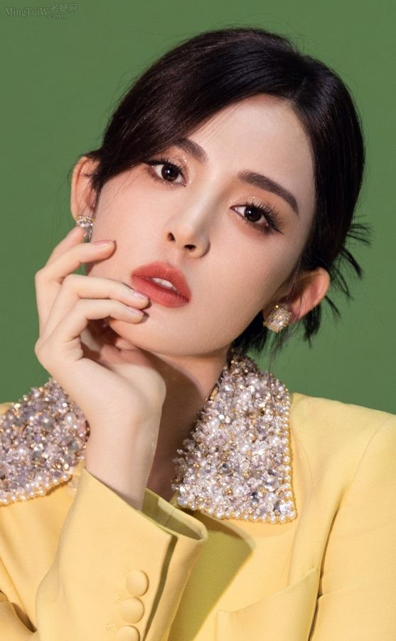 天生丽质古力娜扎光滑纤细的美长腿(8/14)