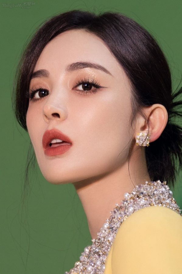 天生丽质古力娜扎光滑纤细的美长腿(9/14)