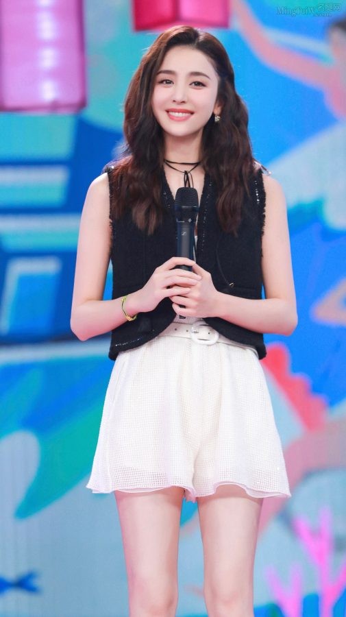 《快乐大本营》古力娜扎美腿穿短筒黑丝太靓了(2/5)