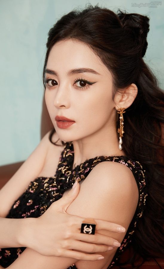 古力娜扎气质明艳美腿修长出席VogueWorld展览开幕之夜(3/11)