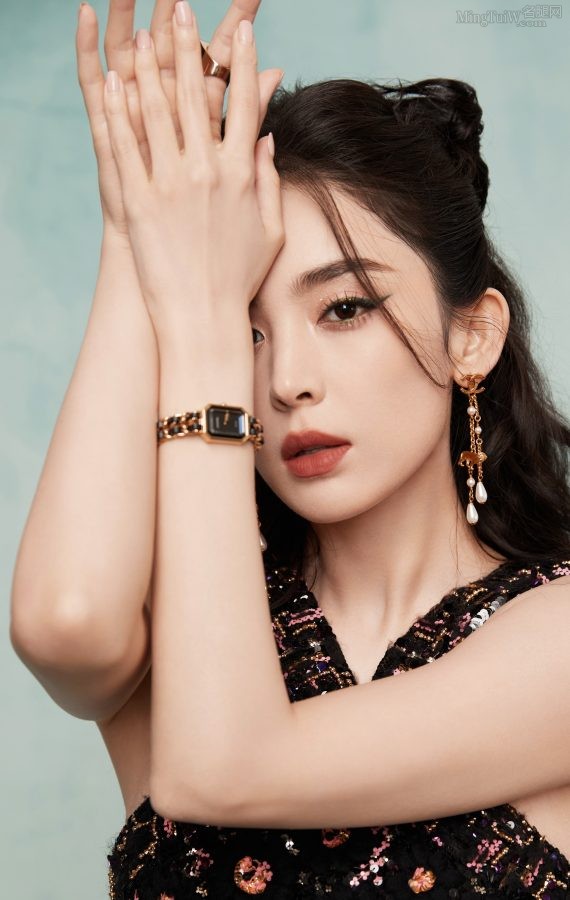 古力娜扎气质明艳美腿修长出席VogueWorld展览开幕之夜(5/11)