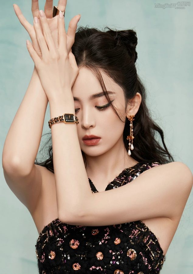 古力娜扎气质明艳美腿修长出席VogueWorld展览开幕之夜(6/11)