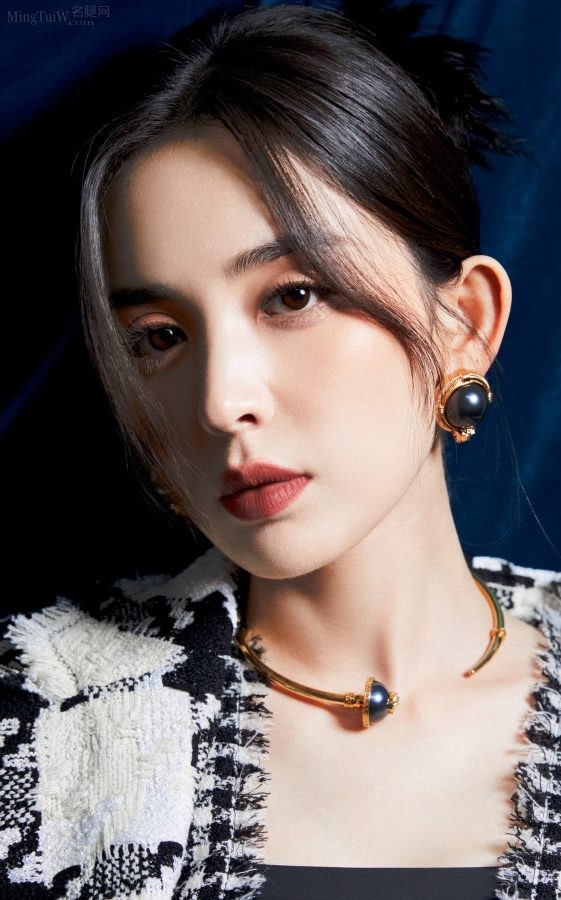 古力娜扎牛仔短裙美长腿如果坐着不盖毯子就完美了(6/8)
