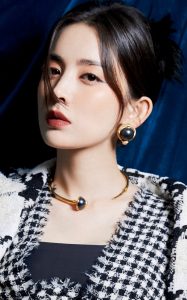 古力娜扎牛仔短裙美长腿如果坐着不盖毯子就完美了