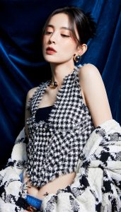 古力娜扎牛仔短裙美长腿如果坐着不盖毯子就完美了