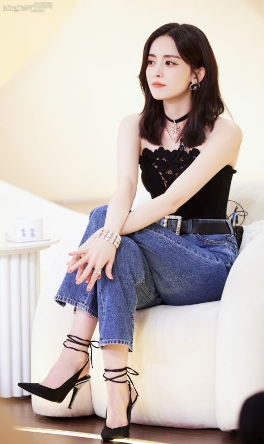 古力娜扎蓝色牛仔裤配尖头细高跟翘脚坐姿(11/14)