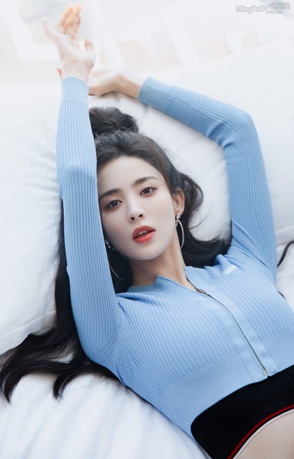 女星古力娜扎白床单美腿玉足清纯床照(11/11)