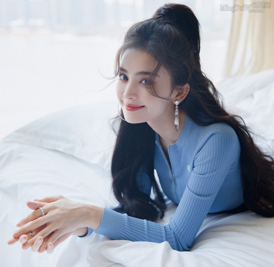 女星古力娜扎白床单美腿玉足清纯床照(4/11)