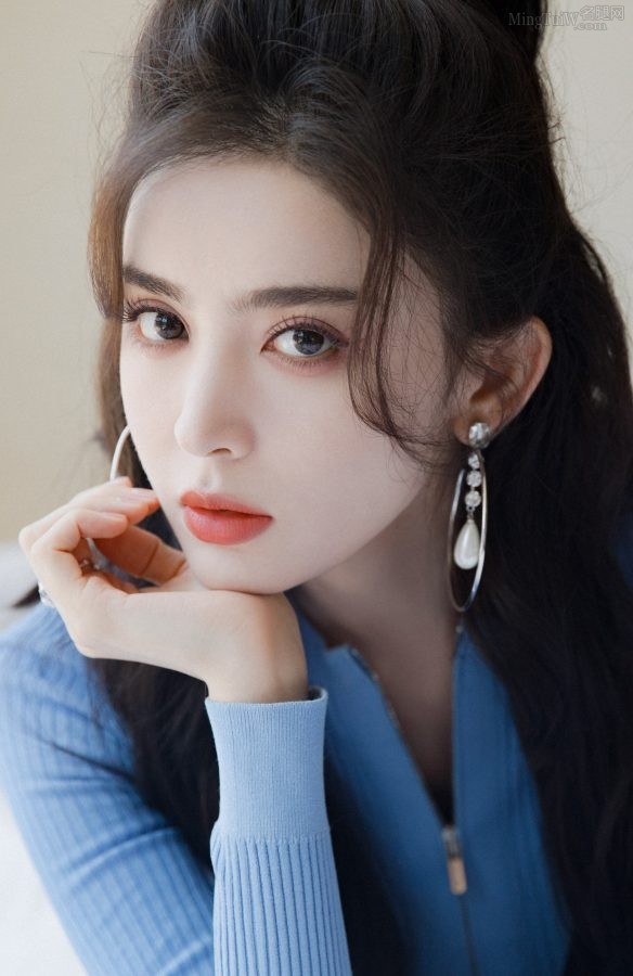 女星古力娜扎白床单美腿玉足清纯床照(5/11)