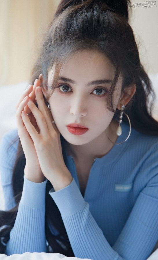 女星古力娜扎白床单美腿玉足清纯床照(6/11)