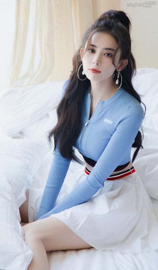女星古力娜扎白床单美腿玉足清纯床照(7/11)