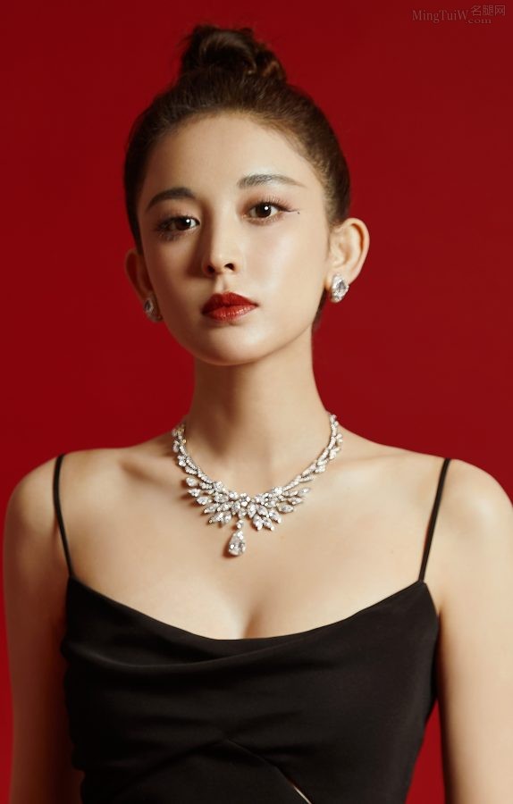 人间小凶器古力娜扎穿吊带低胸黑裙性感出镜(2/11)