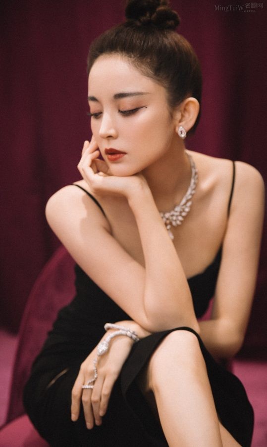 人间小凶器古力娜扎穿吊带低胸黑裙性感出镜(5/11)