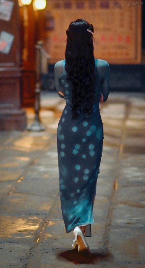 In the still photo of "Twelve Tans", Guli Nazha is wearing a cheongsam and her figure is bulging forward and backward.(3/5)
