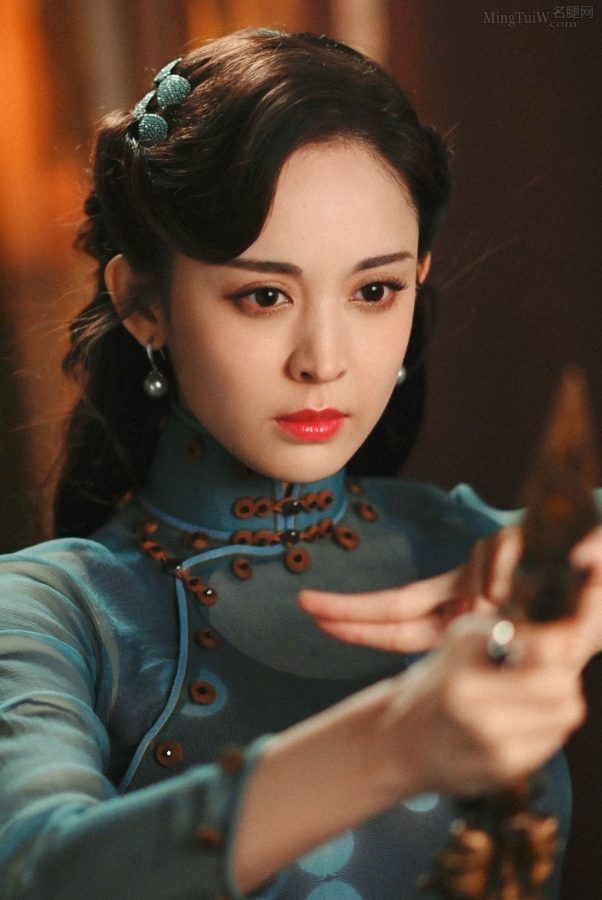 《十二谭》剧照古力娜扎身着旗袍身材前凸后翘(4/5)