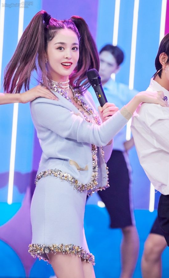 可爱双马尾女生古力娜扎美腿笔直性感(4/9)