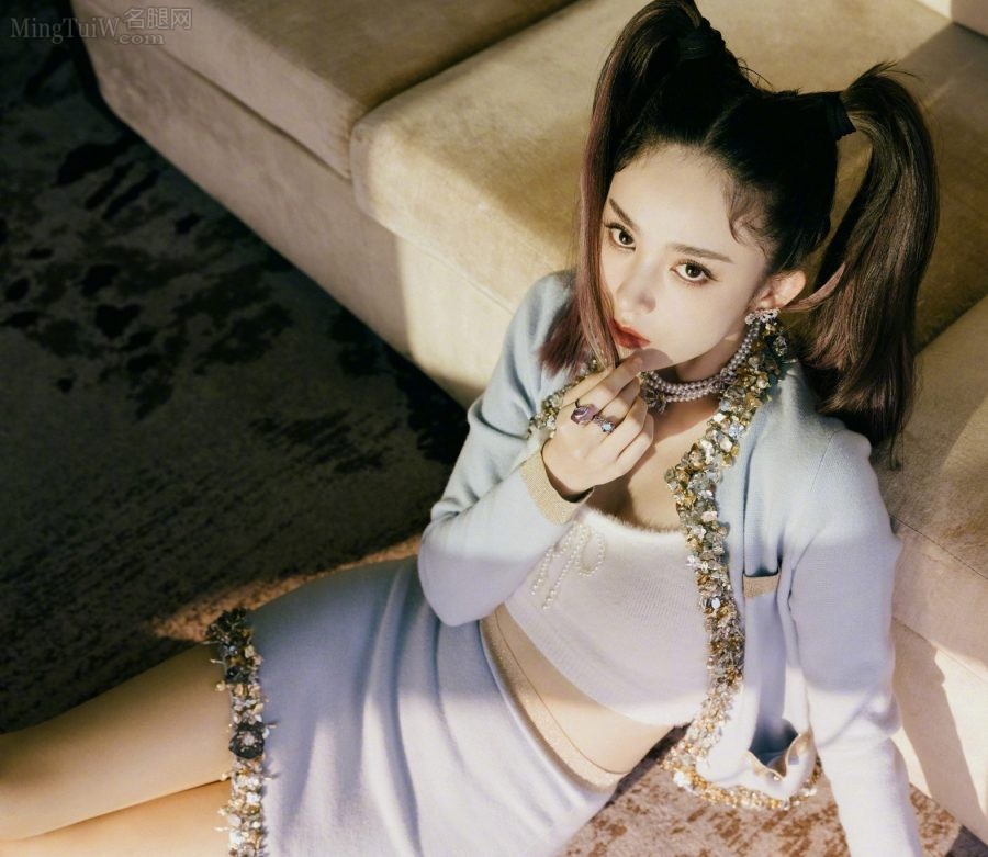 可爱双马尾女生古力娜扎美腿笔直性感(5/9)