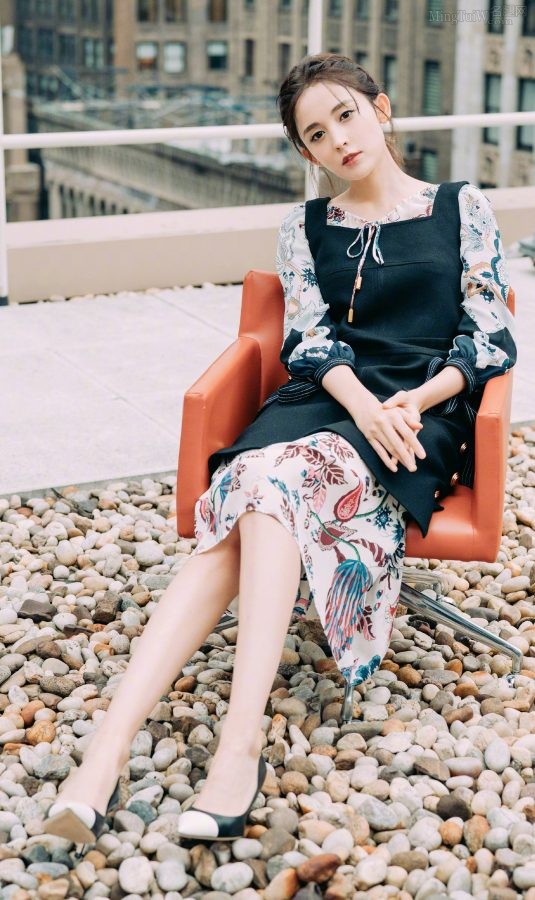 Gulina Zha wore white jade legs and pointed stilettos to attend a fashion event(1/8)