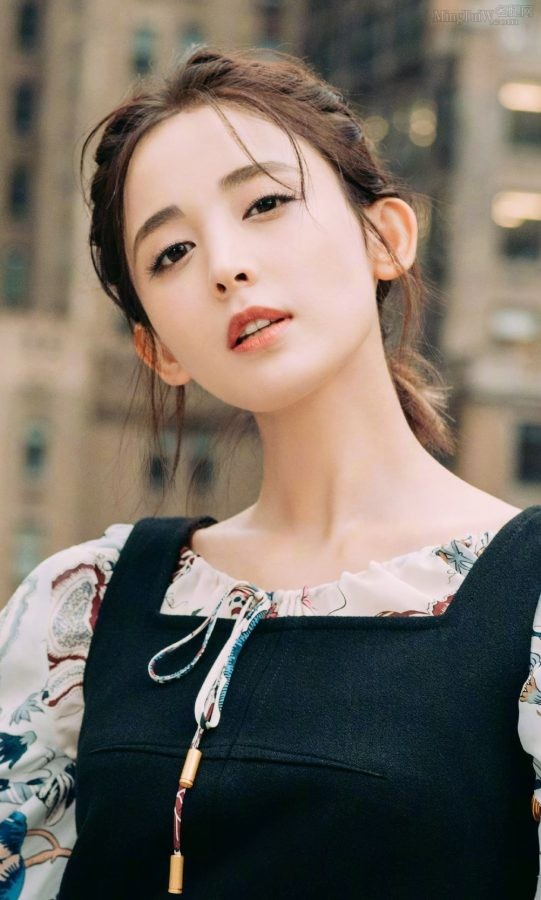 古力娜扎白玉腿穿尖头细高跟出席时尚活动(6/8)