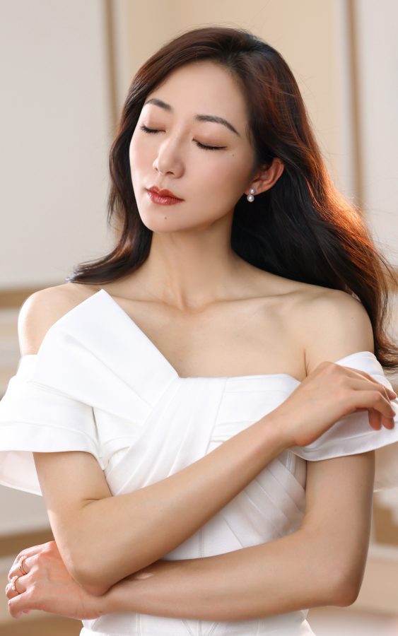 韩雪身着白色高级礼服美脸迷人(1/5)