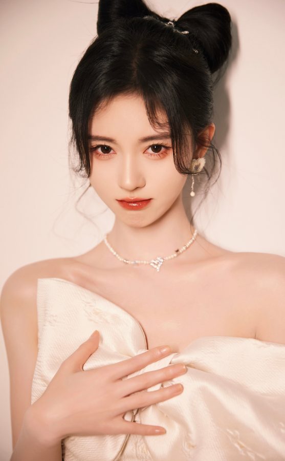 90后四川美女鞠婧祎身穿白色短裙玉臂美腿迷人(3/8)