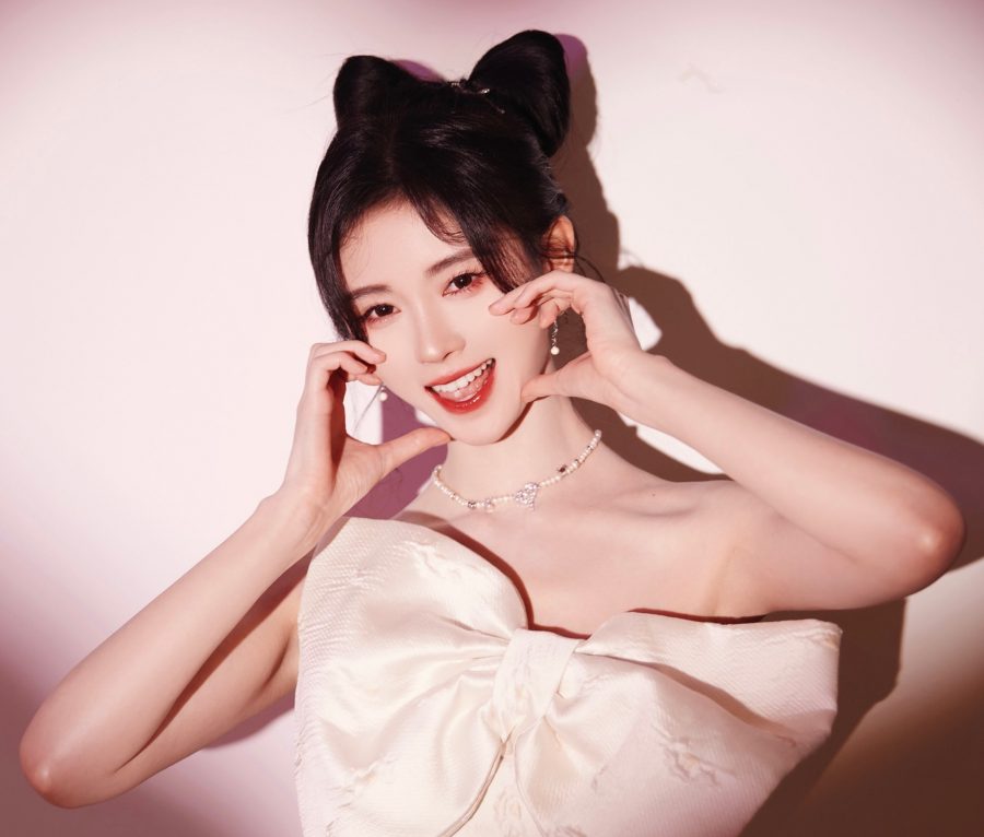 90后四川美女鞠婧祎身穿白色短裙玉臂美腿迷人(5/8)
