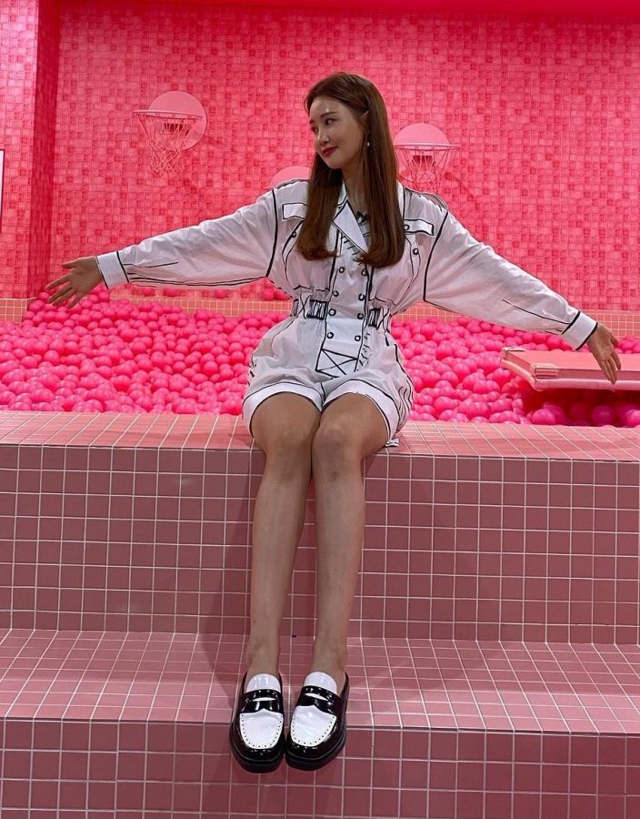 Photos of Korean star Lee Da Hae's beautiful legs at the playground(4/4)