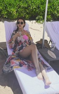 韩国女明星李多海度假时秀美大腿