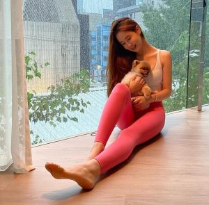韩国女演员李多海紧身瑜伽裤美脚居家与爱宠合照