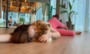 韩国女演员李多海紧身瑜伽裤美脚居家与爱宠合照