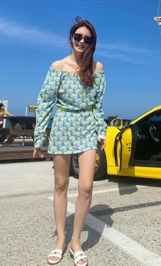 李多海穿超短裙站在黄色跑车前秀美腿（第1张/共4张）
