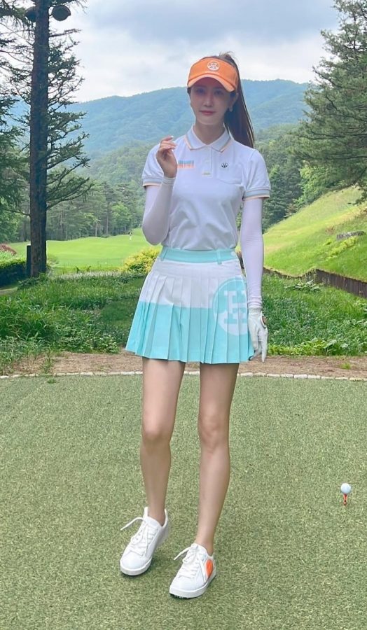 青春美姐姐李多海细美腿玩高尔夫(1/4)