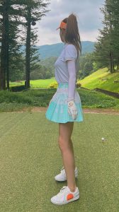 青春美姐姐李多海细美腿玩高尔夫