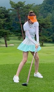 青春美姐姐李多海细美腿玩高尔夫