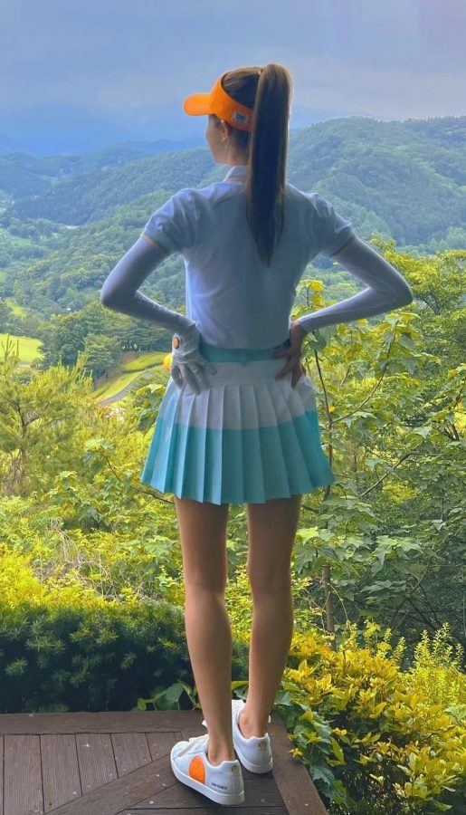 青春美姐姐李多海细美腿玩高尔夫(4/4)