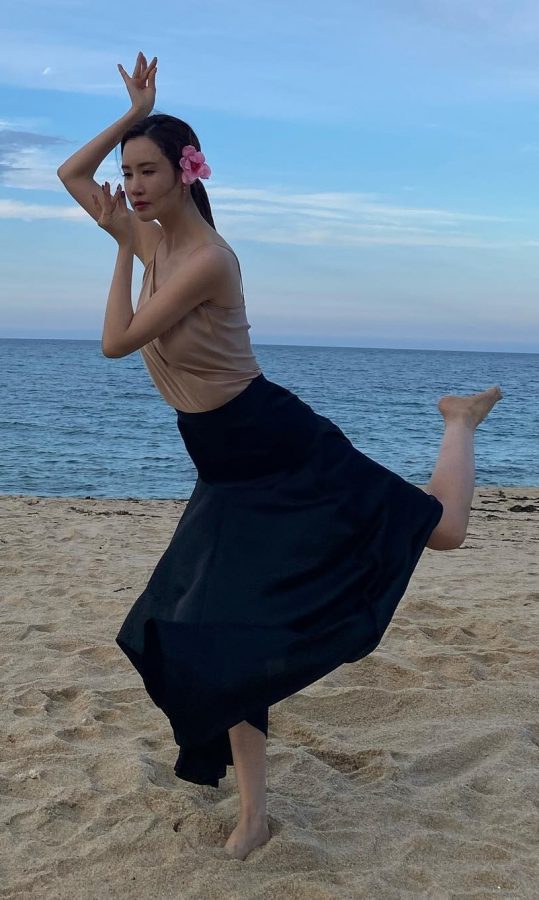 李多海光脚丫踩在沙滩上翩翩起舞(2/3)