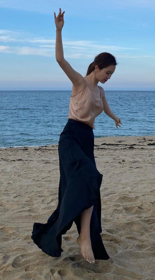 李多海光脚丫踩在沙滩上翩翩起舞(3/3)