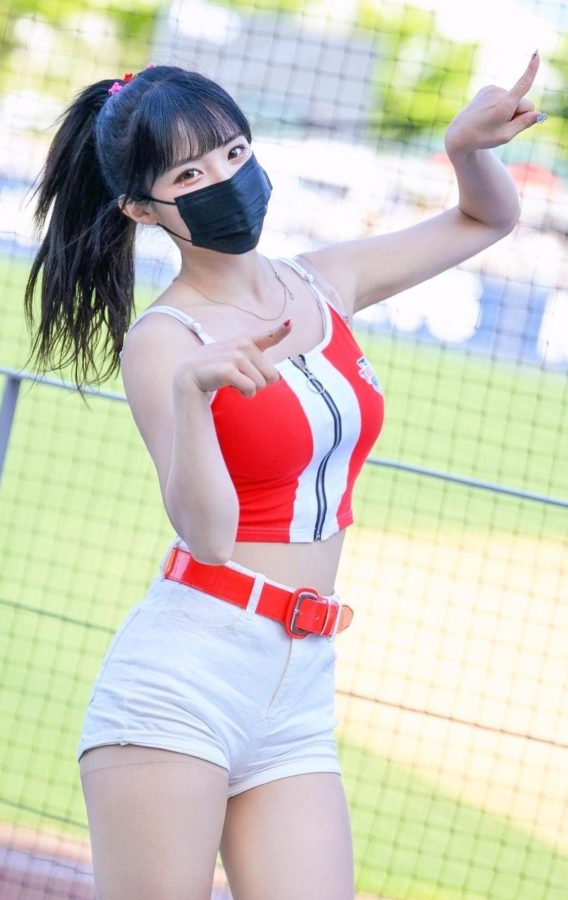 韩国妹子李多惠戴口罩表演细腰白腿引人注目（第1张/共5张）
