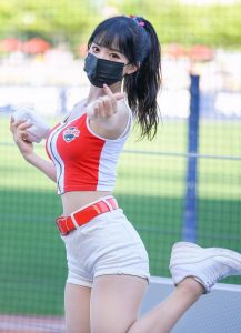 韩国妹子李多惠戴口罩表演细腰白腿引人注目