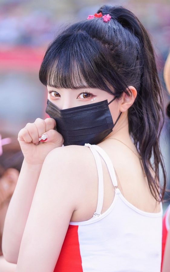 韩国妹子李多惠戴口罩表演细腰白腿引人注目(5/5)