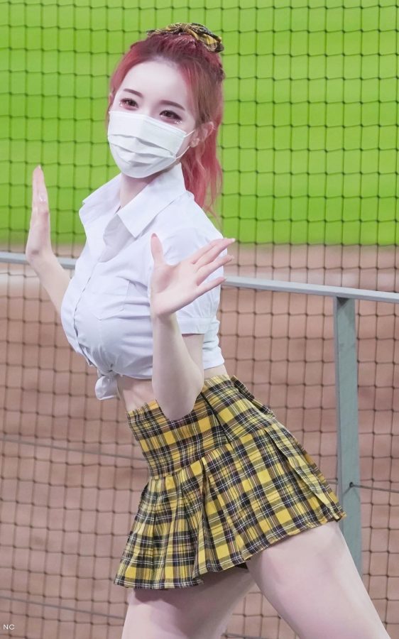 韩国啦啦队美少女李多惠戴口罩为球队加油(1/2)