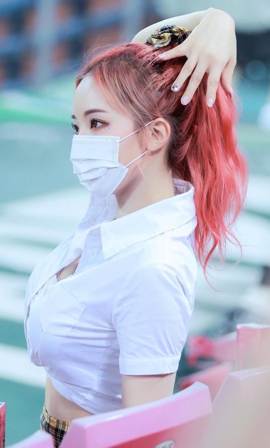 韩国啦啦队美少女李多惠戴口罩为球队加油(2/2)