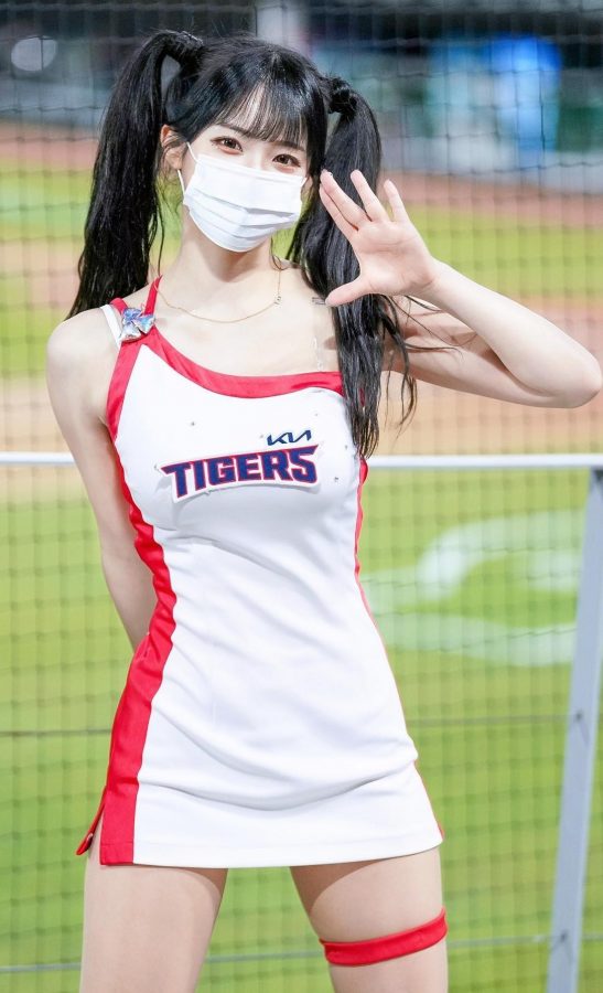 可爱的啦啦队女生李多惠小短裙美腿(2/5)