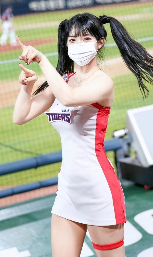 可爱的啦啦队女生李多惠小短裙美腿(4/5)