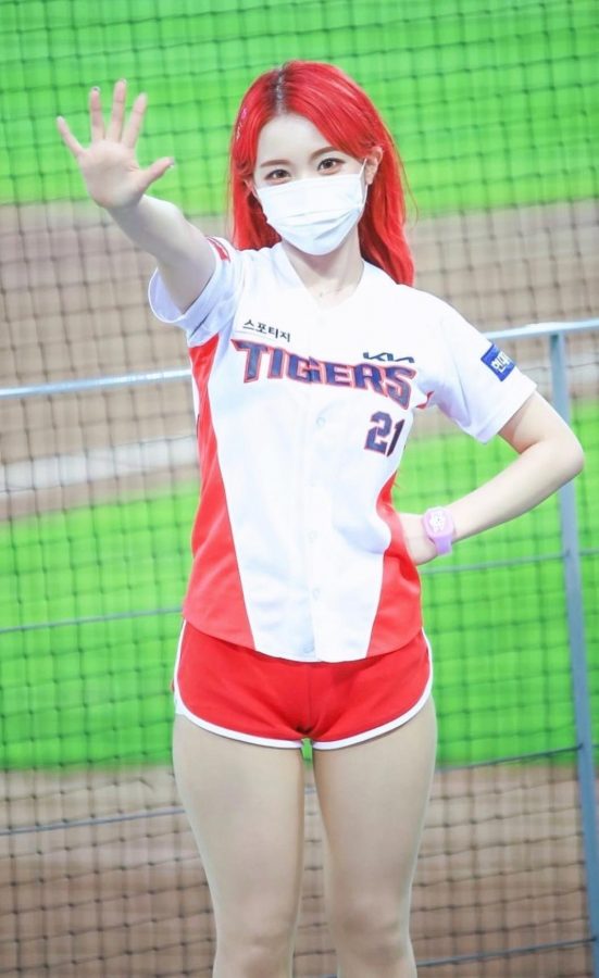 Lee Da Hye shows off her fair legs to help the team(2/6)