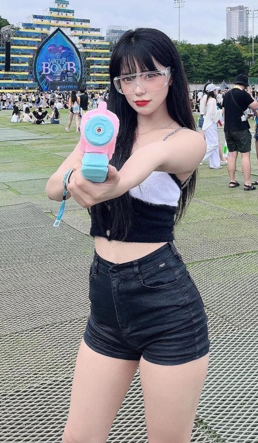 美腿少女李多惠玩水枪开射(2/3)