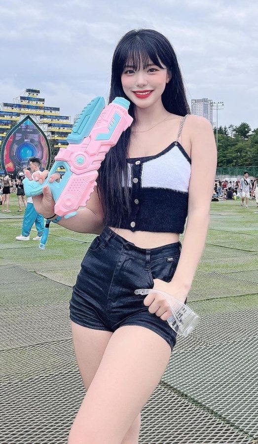 美腿少女李多惠玩水枪开射(3/3)